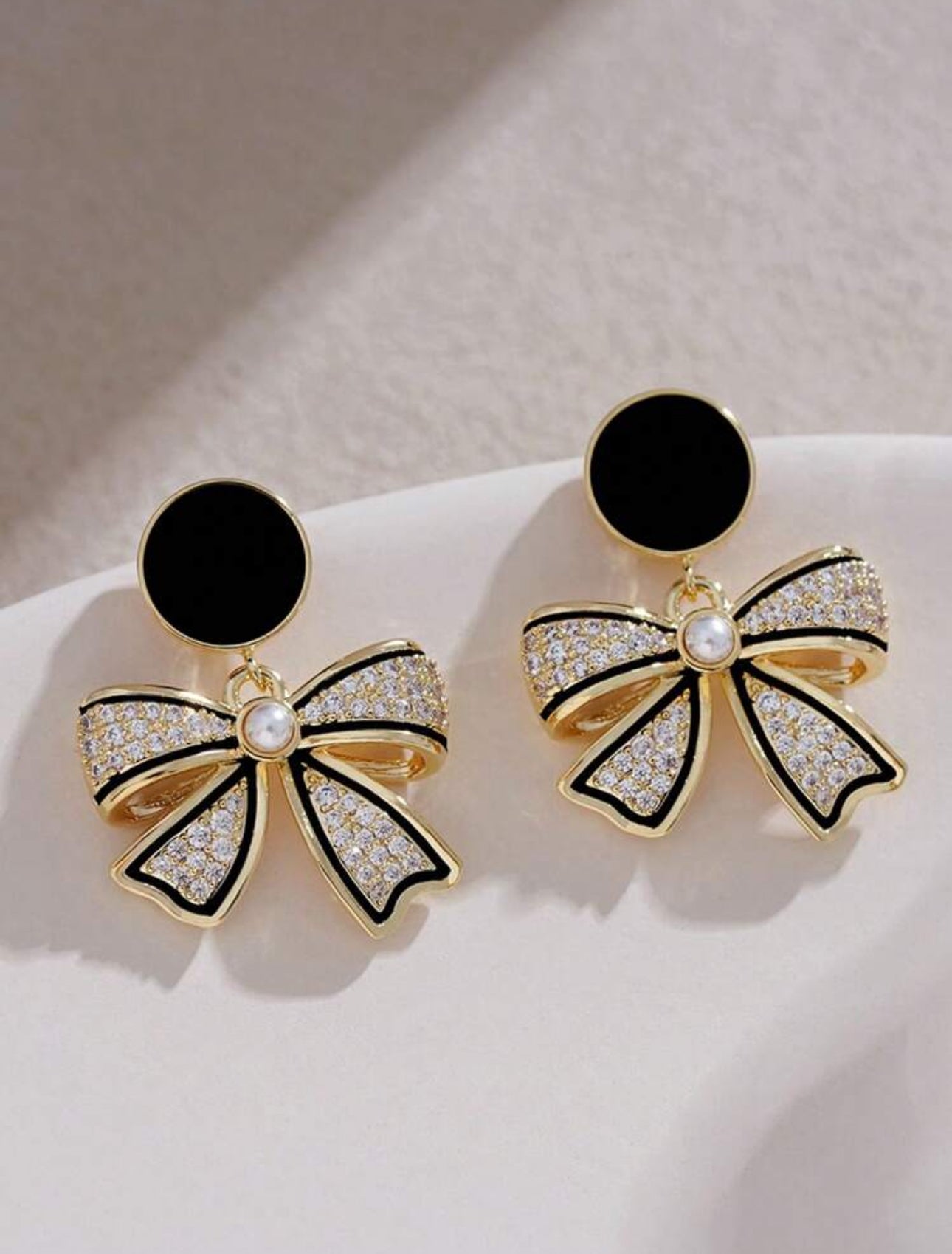 boucles d'oreilles carrées à clous incrustées