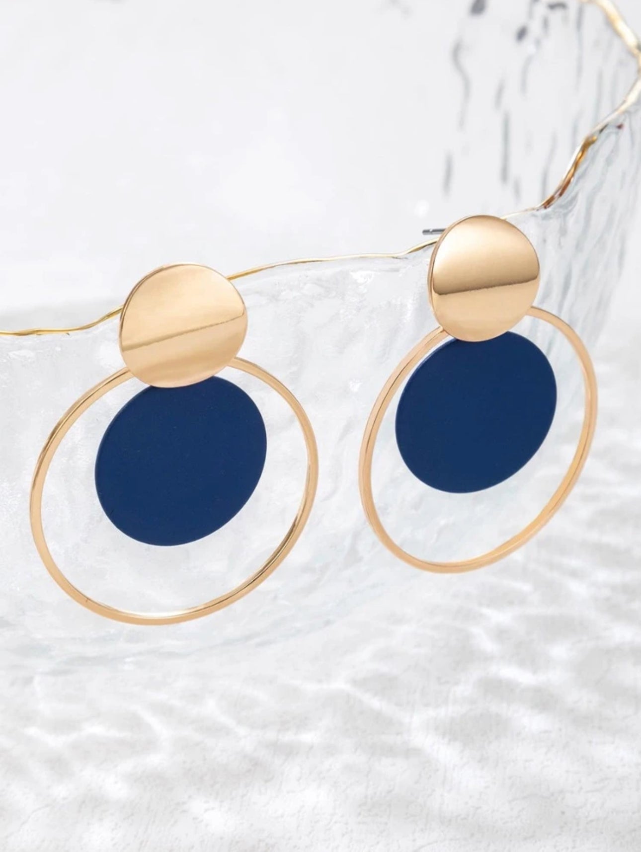 Boucles d’Oreilles Élégantes – Cercle Doré & Bleu Intense
