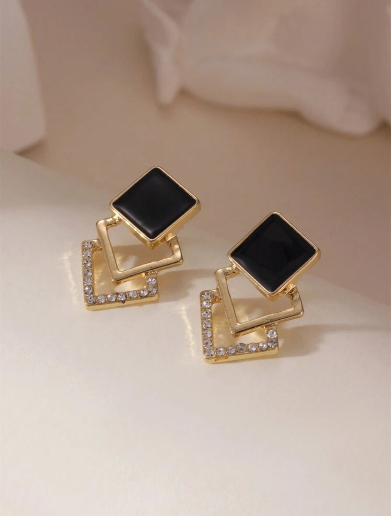 boucles d'oreilles carrées ornées