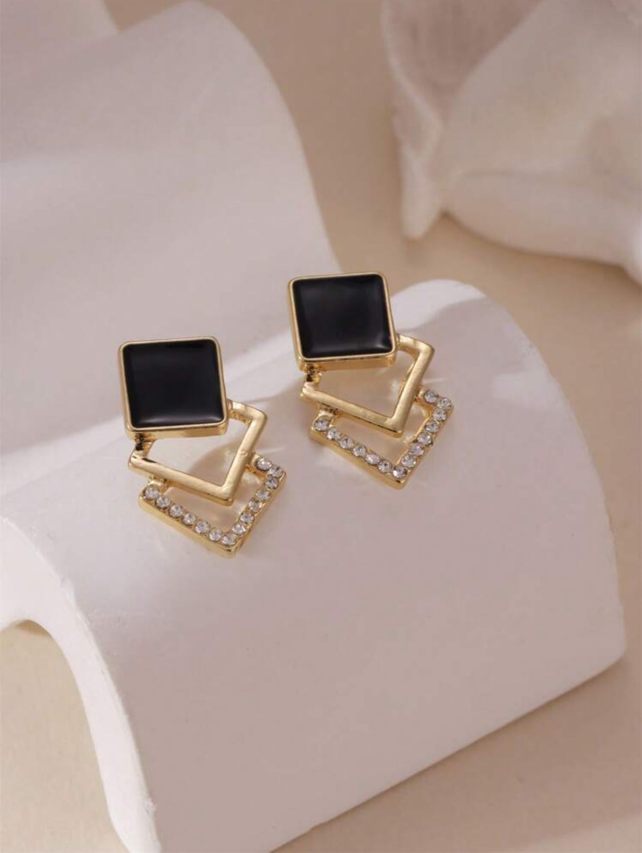 boucles d'oreilles carrées ornées